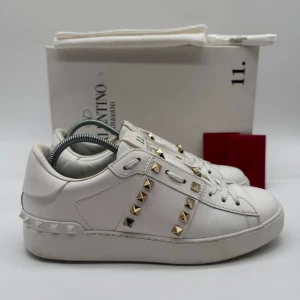 VALENTINO ROCKSTUD - Valentino rockstud - Skick: 8,5/10 - Storlek 37 - Tillbehör: Enbart skorna - Nypris 7700kr - Hör av dig vid minsta fundering