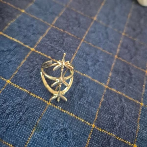 Ring ioaku - Unik golt platerad ring med tre små detaljeri rad på en öppen design. Ringen har en modern och trendig look som sticker ut och passar perfekt för dig som gillar detaljer med lite edge.