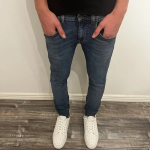 Slim blå jeans från Tiger of sweden, 28/32 - Modell:178 cm och väger 67 kg😂.  Skick:9/10