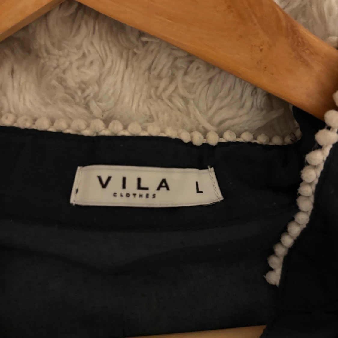 Marinblå blus med volang från Vila - 1