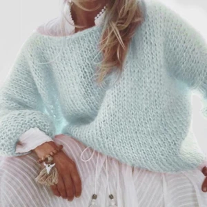 Ljusblå stickad tröja från Vero Moda - Supermysig ljusblå stickad tröja från Vero Moda. Tröjan har en loose passform, v-ringning och långa ärmar. Perfekt att slänga på sig när det är kyligt ute. Den fluffiga känslan gör den extra skön och trendig. Används endast en gång så den är som ny, färgen är som på sista bilden💗