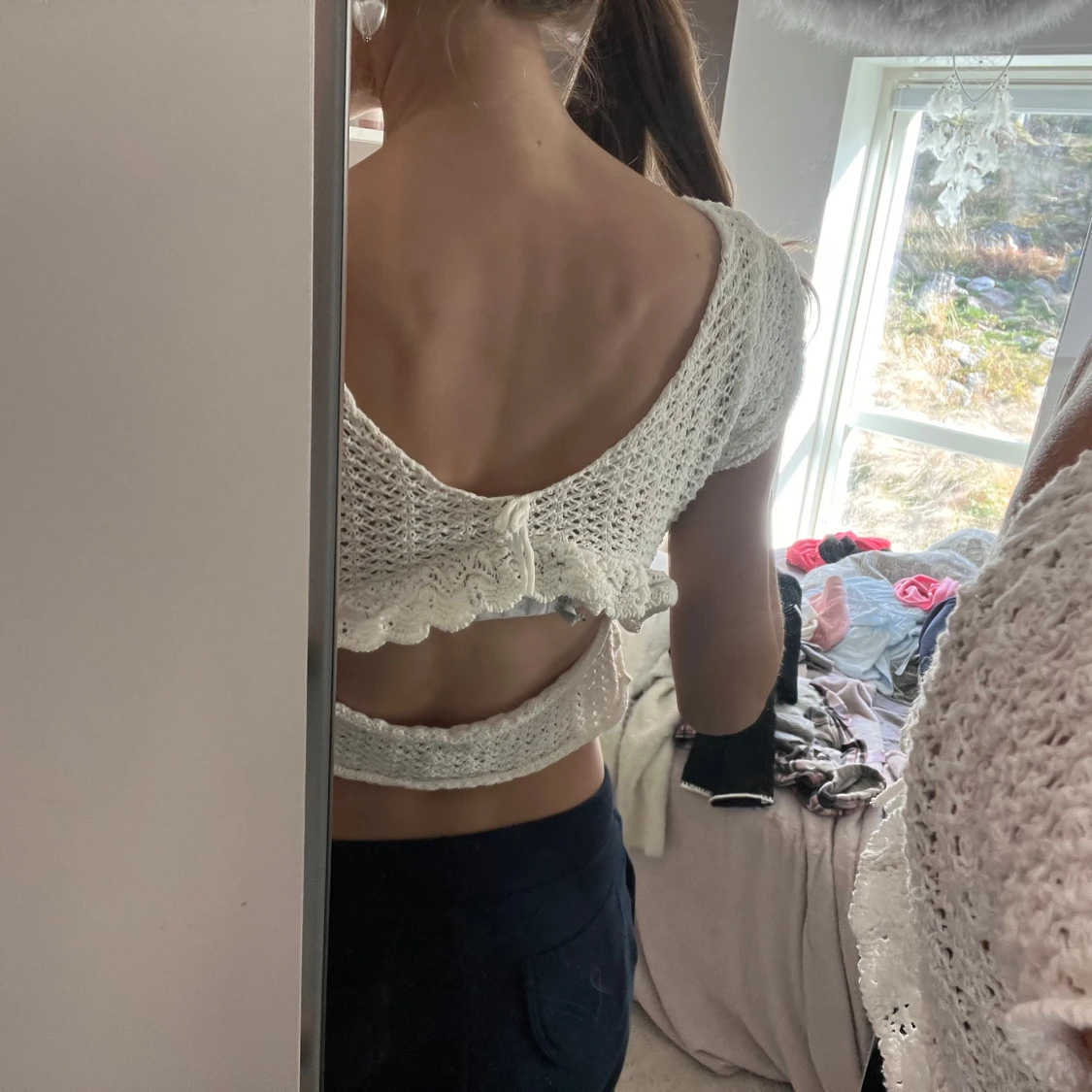 Vit stickad topp med volang och öppen rygg - 1