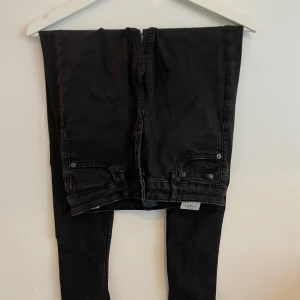 Svarta Crocker 211 Super Skinny jeans - Svarta Crocker 211 Super Skinny jeans med klassisk femficksdesign. Superslimmad passform och stretchigt material av bomull, polyester och elastan. Perfekta för dig som gillar tajta jeans med modern look.