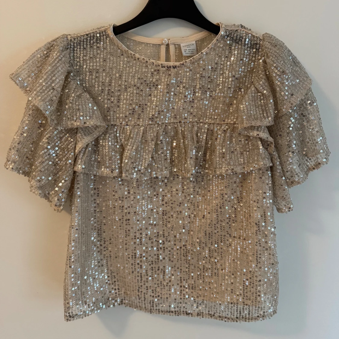 Glittrig volangblus från Lindex