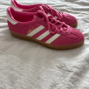 Adidas skor  - Snygga rosa adidas gazelle skor i storlek 40 2/3. Dom är aldrig använda så helt nya dock är kartongen borta.💕😍