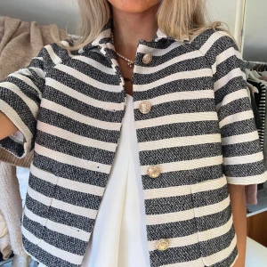 Randig kort jacka med guldknappar - Storlek M. Supersöt aldrig använd💓💓