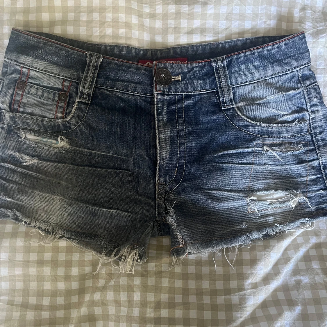 Blå slitna jeansshorts 