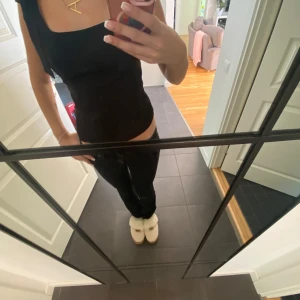 svart topp !! - as snygg och super stilig topp som passar perfekt till alla tillfällen !! varit känd sen innan och är extremt lik den från Zara💕