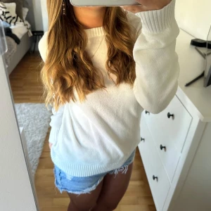 Vit stickad tröja  - Stickad tröja från vila! 🤍 knappt använd och perfekt att matcha till allt! ⭐️