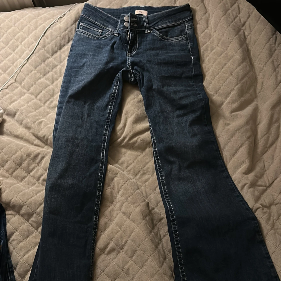 Blå bootcut jeans med broderade fickor