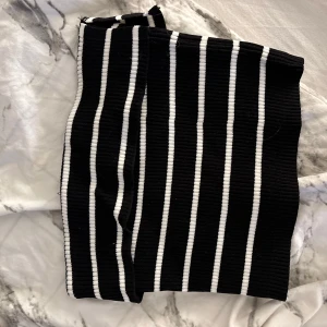 Svartvit randig ribbad tub topp från new yorker  - Säljer en svartvit topp från new Yorker i ribbat material. Toppen har tydliga vita ränder mot svart bakgrund och är stretchig för en tight passform. Perfekt för dig som gillar en enkel men snygg look. Pris kan alltid diskuteras!🤍