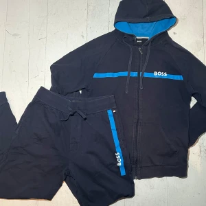 Blå Boss Dress/ Tracksuit - Säljer en riktigt skön blå mjukisdress från Boss. Den är knappt använd och är i mycket fint skick. Storlek S. Tveka inte på att fråga om du har frågor 💯