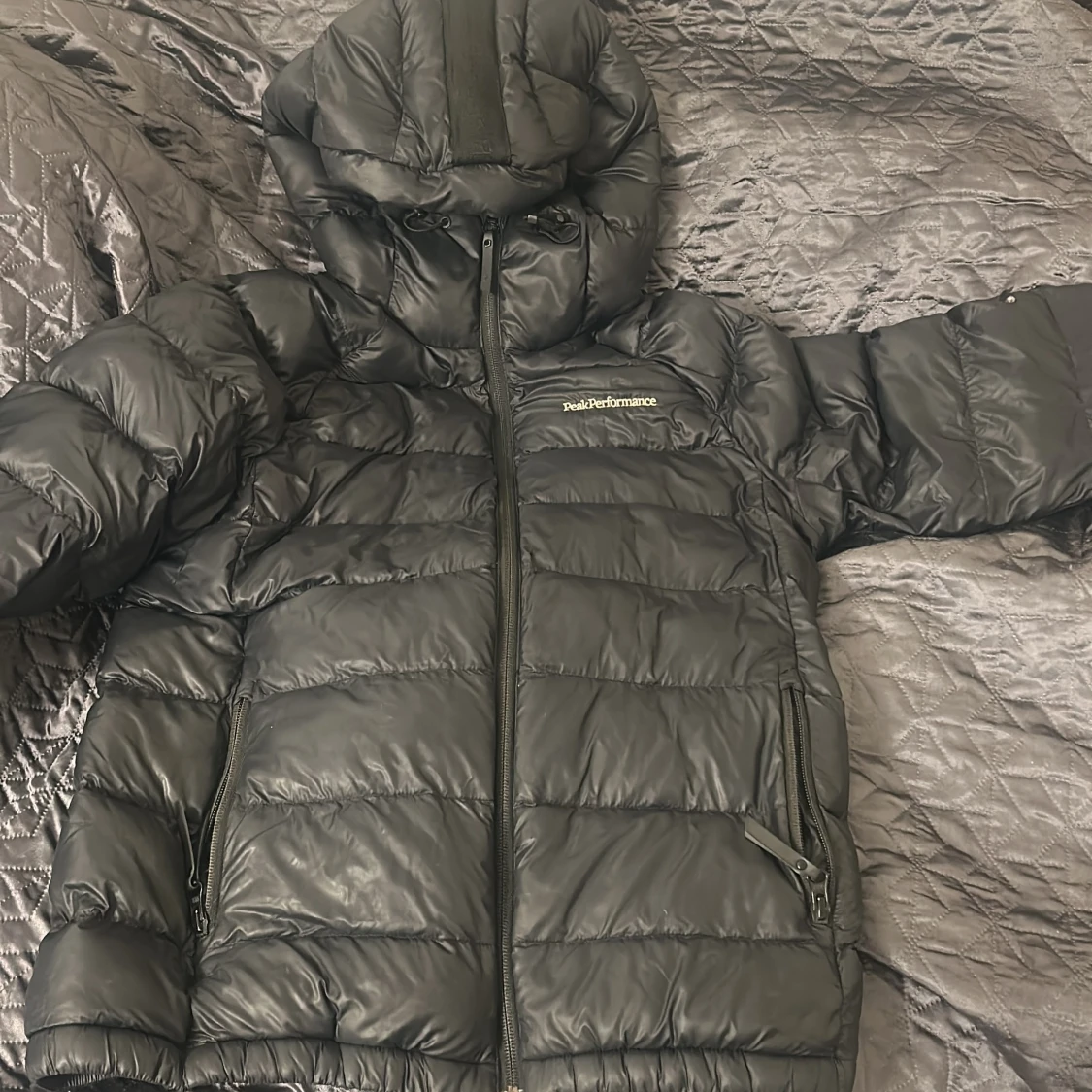 Svart dunjacka Peak Performance