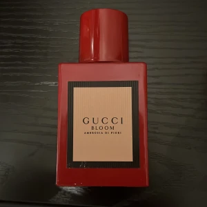Gucci Bloom Ambrosia di Fiori - Gucci Bloom Ambrosia di Fiori – en ikonisk parfym i snygg röd flaska. Perfekt för dig som vill sticka ut och addera en lyxig touch till din stil. Volym: 30  ml. Made in France.