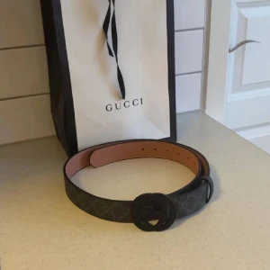 Gucci bälte - Tjenare, säljer denna fetta bälten från Gucci, Bältet är använd ett par få gånger runt 4-5 gånger😁. storleken på bältet är 120. skick 9/10✅ Inga repor eller något på bältet, Har du en fråga? Är de bara att skriva🙌