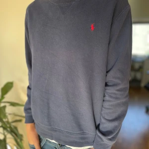 Mörkblå sweatshirt från Polo Ralph Lauren - Simpel Ralph lauren tröja. Ganska använd. Men inga synliga defekter. Skick 7/10 passar mig typ perfekt och jag är 172.