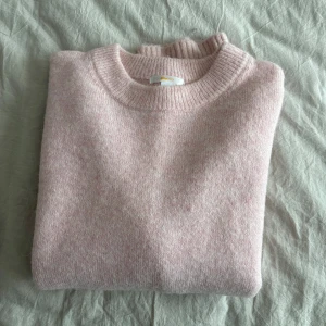 Ljusrosa stickad tröja från Gina Tricot - Supermjuk ljusrosa stickad tröja från Gina Tricot med rund halsringning och breda ribbade muddar vid ärmslut och nederkant. Från Gina young i storlek 170. Använd ett fåtal gånger.💕