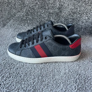 Gucci Skor  - ‼️VI TAR EJ BYTEN‼️Gucci Ace Skor | Skick: 8/10 | Storlek 5,5 motsvarar 40-40,5 EU | ingår skopåse & kort vid köp. | Fraktar inom 24H efter köp på köparens bekostnad 📦💨 | Hör av dig vid minsta fråga eller fundering 💭