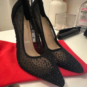 Svarta mesh pumps från Louboutin - Vintage red Carpet. De är slutsålda och köpte de från en kvinna. Dessa är köpt i vestiaire collective. Jag köpte de för 7400  Använt ett par gånger. Men om du gillar höga klackskor så skulle du nog tyckte om dessa.  