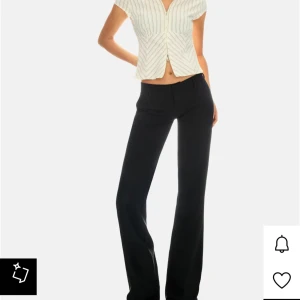 Low waist kostymbyxor  - Såå snygga slutsålda kostymbyxor. Låg midja med raka/ lite lätt flare ben. Storlek 40 på lappen men sitter som S då de är väldigt små i storleken. Använda två gånger 