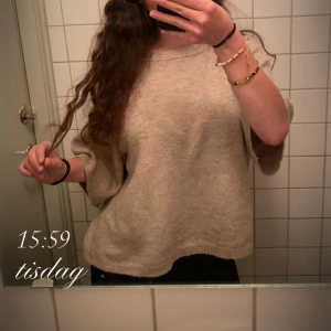Beige stickad tröja med loose fit - Mysig beige stickad tröja med avslappnad passform och trekvartsärmar. Perfekt för lager-på-lager och chill dagar. Enkel och stilren design som passar till det mesta. Köpt från Lager 157! Storlek XS!! Den är knopprig men går att fixa!