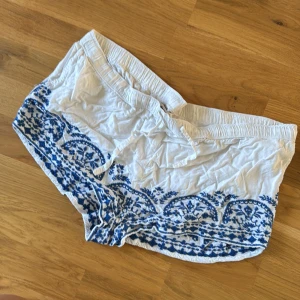 Shorts  - Snygga shorts med blå brodyr💙