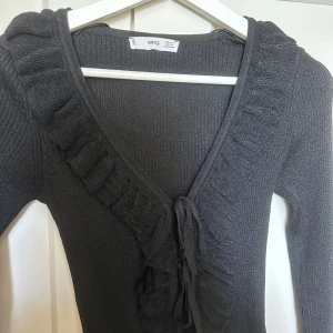 Volang topp från mango - Superfin topp från mango! Använd en gång. 