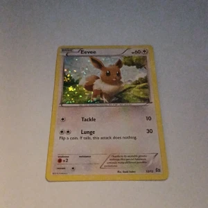 Eevee (Pokémonkort) - Samlarvänligt Pokémonkort med den populära Eevee! Kortet har glittrande effekt och visar Eevee i en naturmiljö. Perfekt för dig som gillar Pokémon, samlar på kort eller vill ha något unikt till din samling.