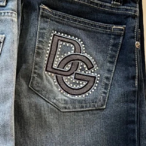 Mörkblå jeans med bling-detaljer - Mörkblå jeans i klassisk femficksmodell i jeansmaterial med utsvängda ben och detaljer som sticker ut. 89 cm från grenen, utsvängda ben, Strl 27