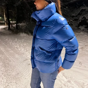 Peak performance jacka - snyggaste vinterjackan från peak performance, använd fåtal gånger💗💗bilderna är från den gamla säljaren 