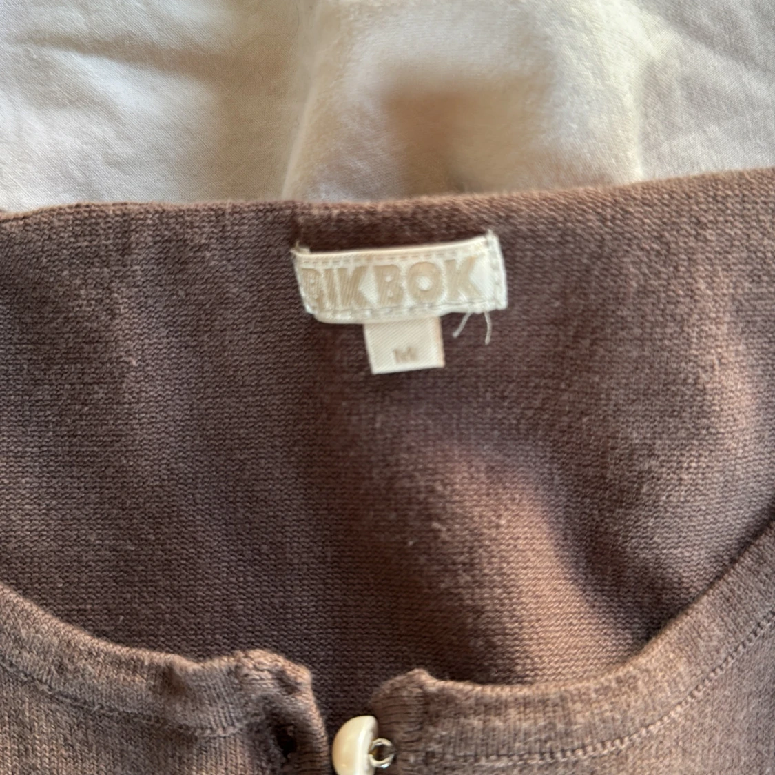 Brun kofta med pärlknappar från Bik Bok - 3