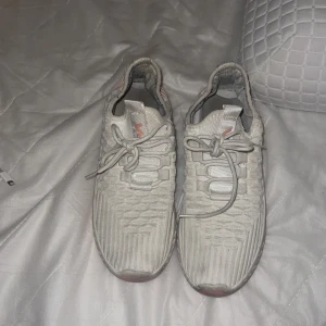 Vita träningskor med rosa sula (strlk 38) - Säljer vita träningskor. Jag har använt de men bara inomhus så den vita färgen sitter fortfarande kvar. Där vid sulan är det lite smutsigt men det borde inte synas när du har på dig de