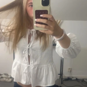 Vit blus -  Vit blus från missäy. Superbra skick, nästan aldrig använd. Såtr ingen storlek men passar xs/s