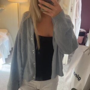 Söt ljusblå kofta - Jättefin och skön kofta från part two. Bra material och bara lite lite nopprig. Söta knappar. Säljer då jag inte är bekväm i färgen😅 