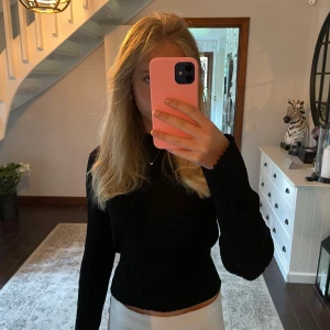 Svart ribbad tröja H&M - Svart ribbad stickad tröja från H&M med hög hals. Använd fåtal gånger🦋💕💋