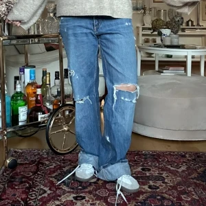 Baggy jeans med hål från Zara - Så fina baggy jeans med hål ifrån Zara! Helt slutsålda!💕Storlek 38 men skulle säga att de passar 36 också