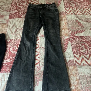 Mörk gråa bootcut jeans från SHEIN - Snygga gråa bootcut jeans från SHEIN i storlek S (EU 36). Jeansen har klassisk femficksdesign, låg midja och utsvängda ben. Materialet är denim med en lätt tvättad look som ger en cool vibe. Perfekta för dig som gillar retrostil och vill sticka ut.