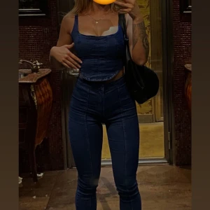 Mörkblå denim jeans med matchande topo - Fint skick storlek S