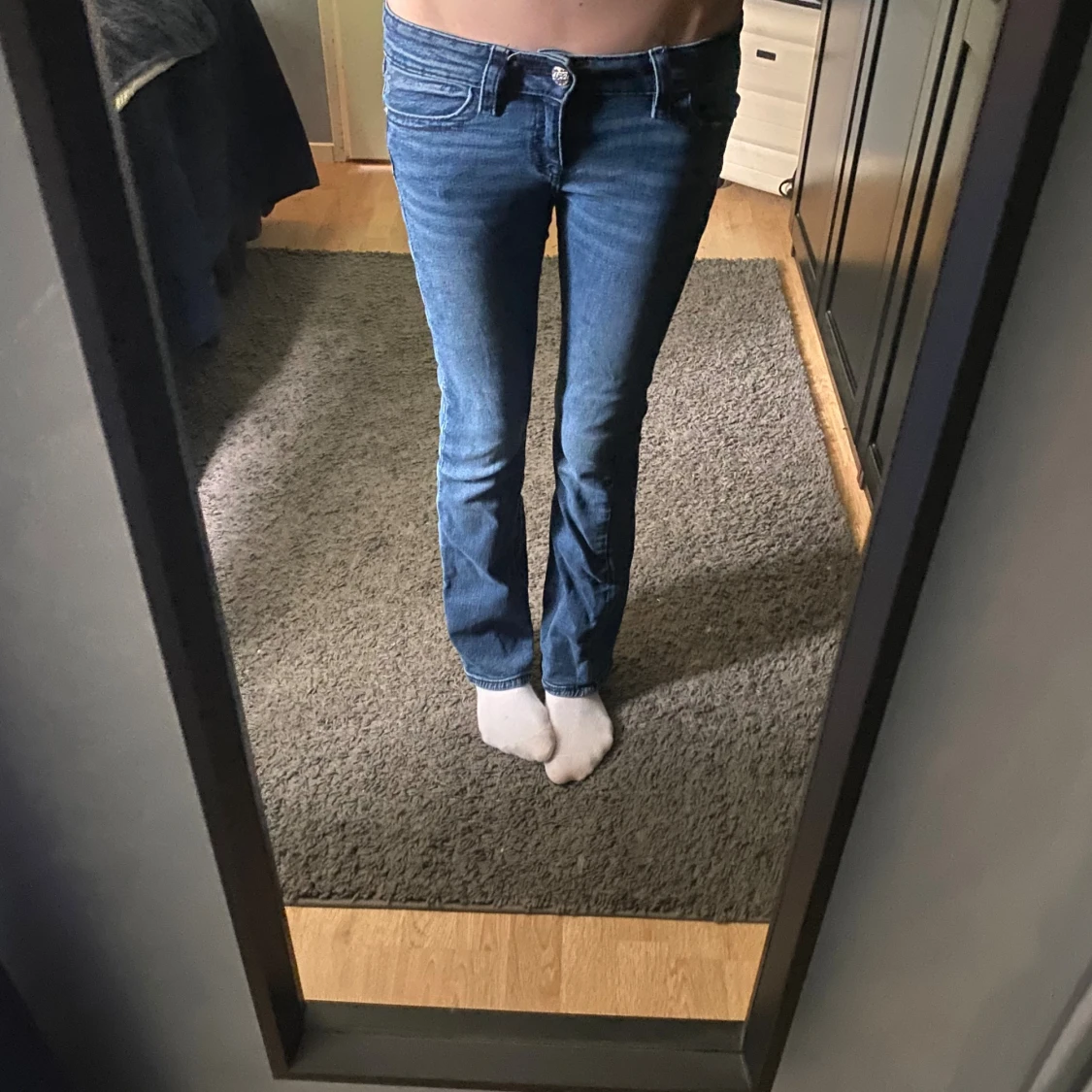 Blå bootcut jeans från Gina Tricot