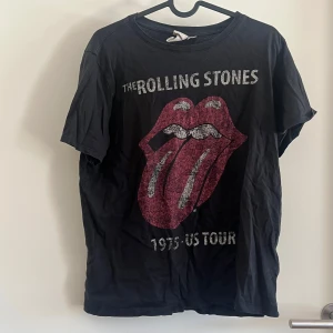 Rolling Stones svart t-shirt H&M  - Svart t-shirt från H&M med Rolling Stones tryck framtill. Rund halsringning och korta ärmar. 