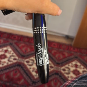 Romantic Beauty Best Lash Mascara - Volymmascara från Romantic Beauty i svart, med snyggt svart hylsa dekorerad med silvriga stenar runt korken. Ger fylliga fransar och har en stilren, glansig finish på förpackningen. Perfekt för dig som vill ha extra volym till fransarna.