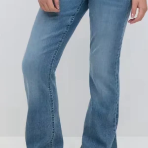 Jeans från Gina tricot - Jätte fina lågmidjade jeans från Gina tricot ljusblåa. Helt oanvända pågrund av att de inte passade mig bra kontakta om du vill ha bättre bilder på dem ❤️❤️❤️orginal pris på dem är 359❤️