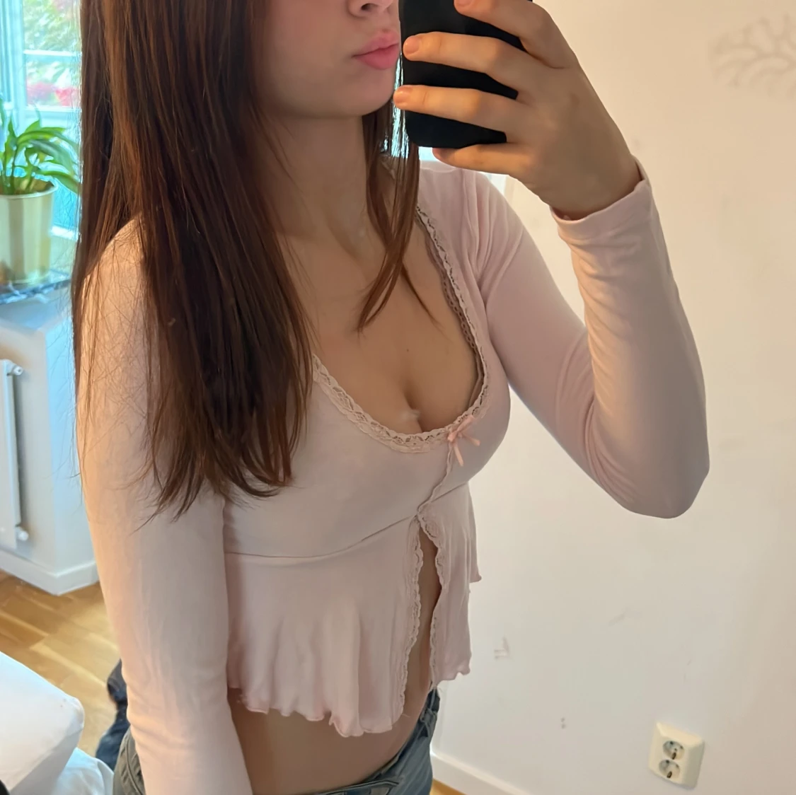 Ljusrosa croppad blus med spetsdetaljer