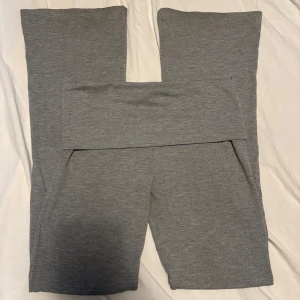 Yoga pants från Gina Tricot - Storlek 158/164!!! Grå mjukisbyxor från Gina Tricot med bred resår i midjan. Byxorna är raka i modellen och tillverkade i mjukt bomullsmaterial, perfekta för en chill och avslappnad stil. Passar dig som gillar bekväma och enkla plagg.