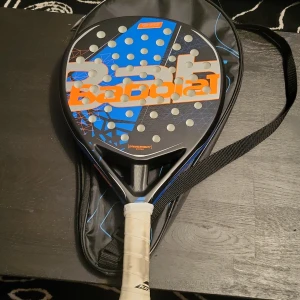 BABOLAT REVENGE LITE - Revenge Lite är ett riktigt bra val for den vana spelaren. Det är ett all-round racket med ett droppformat huvud, som ger racketen en större sweet spot. Revenge Lite väger 15 gram mindre än Revenge Carbon. Ett lättare racket gör rörelserna lättare och en större flexibilitet, särskilt i snabba slagväxlingar vid nätet. 15 grams skillnad i vikt kan vara avgörande för utfallet i duellen.  Babolat är kända för deras kraftfulla racket och Revenge Lite är ett allsidigt racket. 