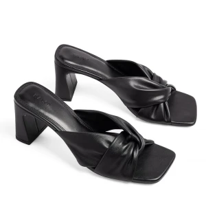 Svarta klackade sandaler från NA-KD - Nypris 599 kr, säljer för 350 kr! Skorna har en chunky klack och öppen häl, perfekt för en trendig look. Snyggt twistad detalj framtill ger extra edge. Perfekt att ha utomlands eller till middag (ENDAST TESTADE)