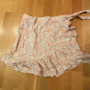 Blommig utomlands kjol men volang  - Super fin utomlansig kjol perfekt till en vit top i sommar 🏝️gott skick och knytbar i midjan 