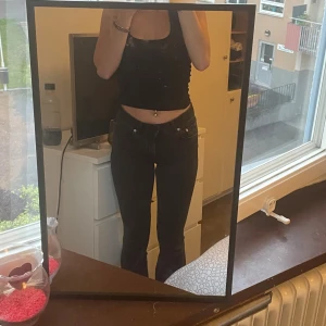 Svarta bootcut jeans - Säljer ett par svarta lågmidjade jeans med bootcut  i stretchigt denimtyg ❣️🥰