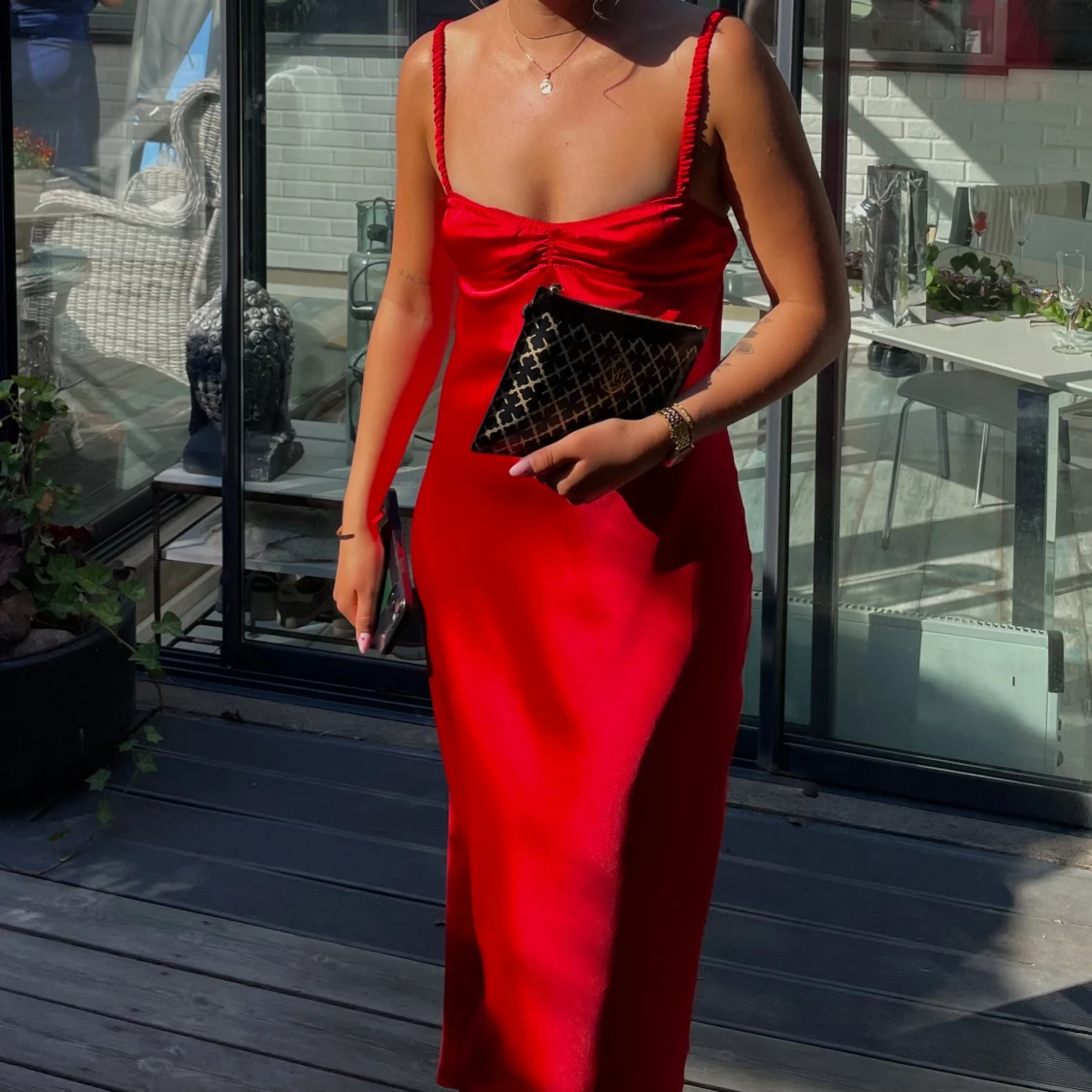 Röd satinklänning med öppen rygg