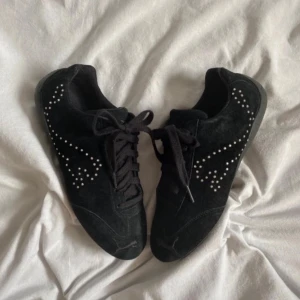 Vintage puma skor  - Så snygga skor från puma i mocka med strass kristaller. Så fina, sitter så snyggt. Vintage modell. Köpta för 1800 secondhand.